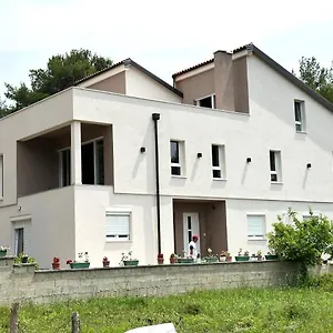Lili Apartman